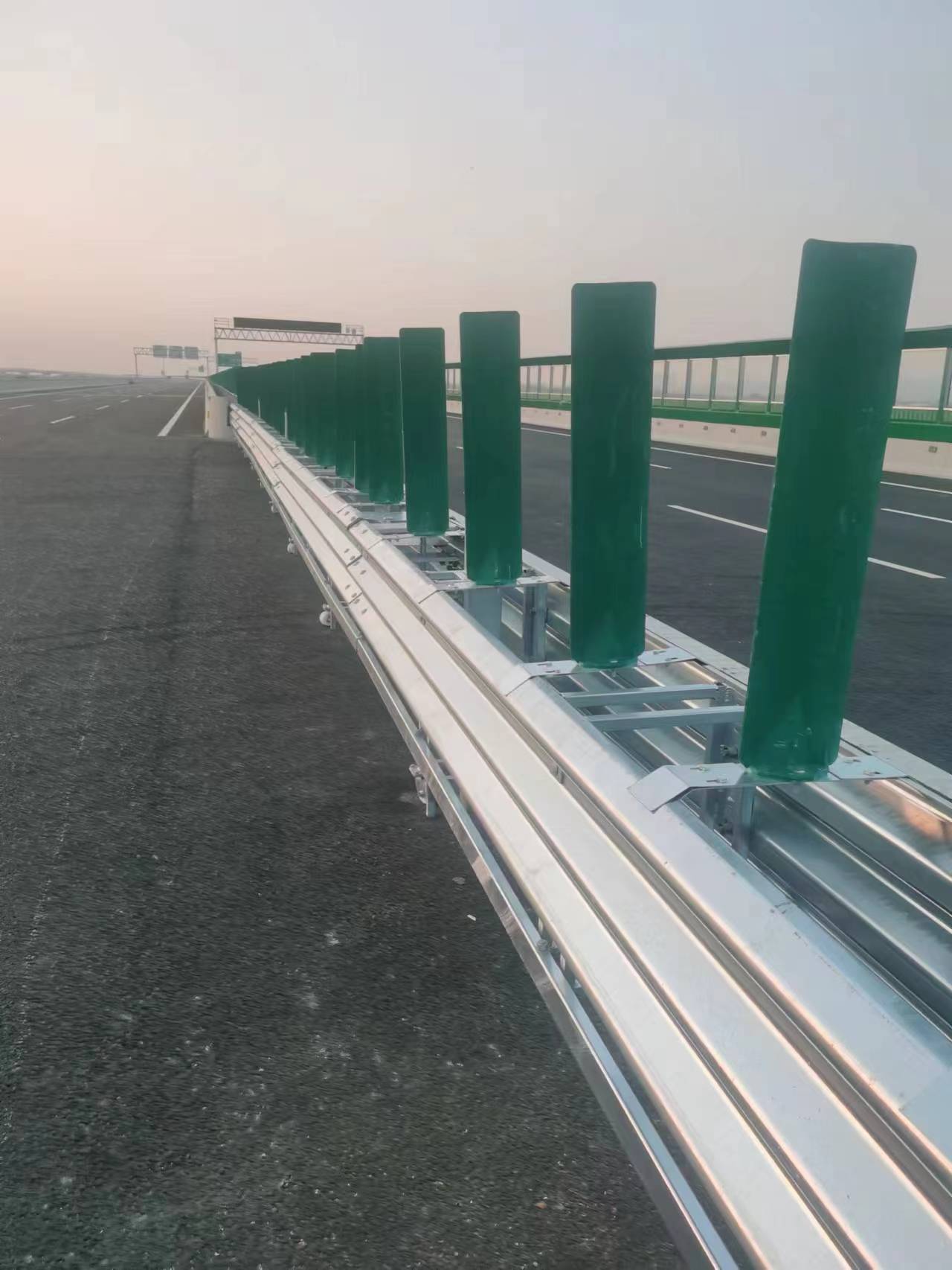 濟(jì)微高速 開(kāi)口護(hù)欄