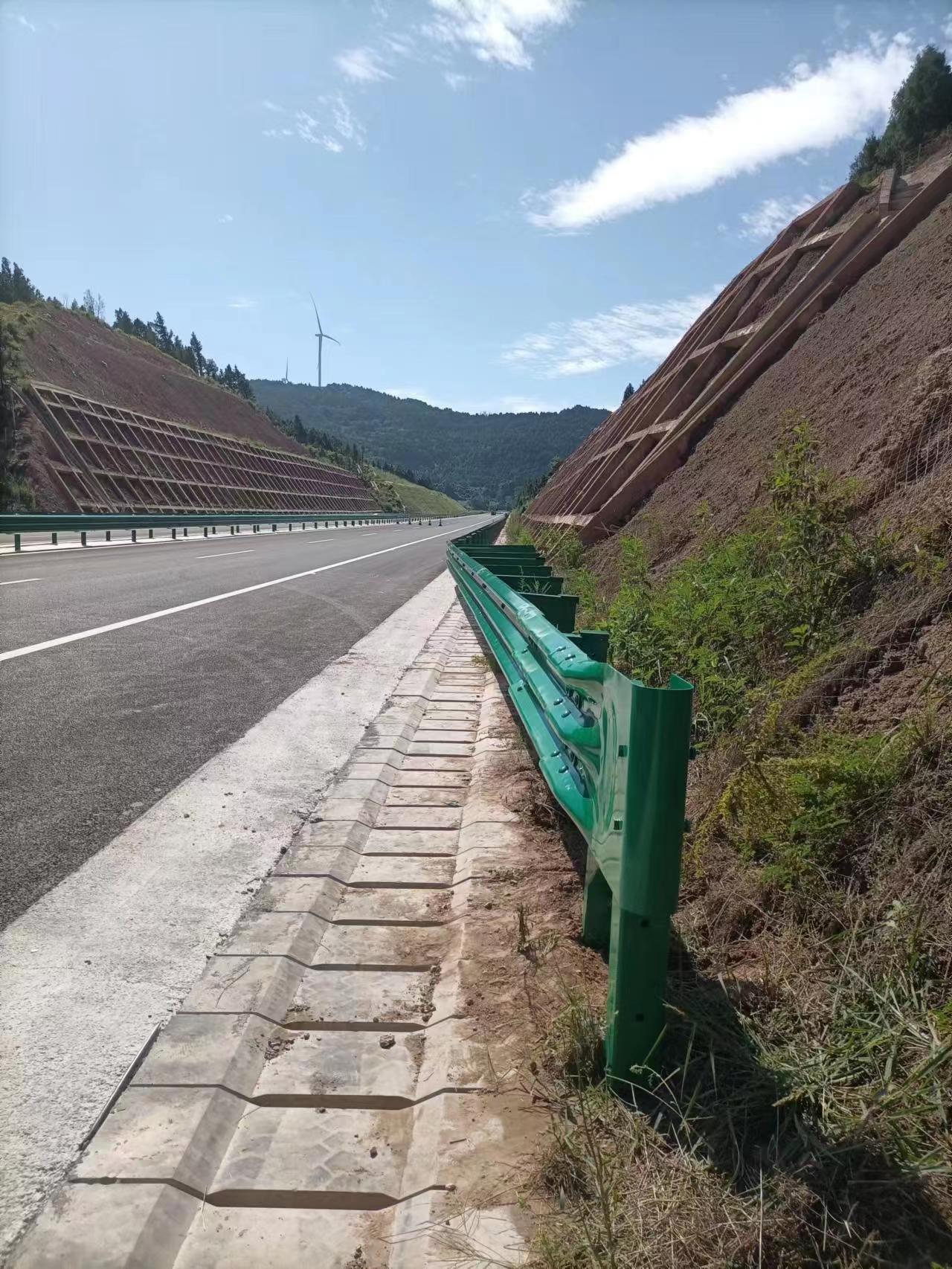 跨邊溝護(hù)欄案例素材，項(xiàng)目  成綿蒼巴高速
