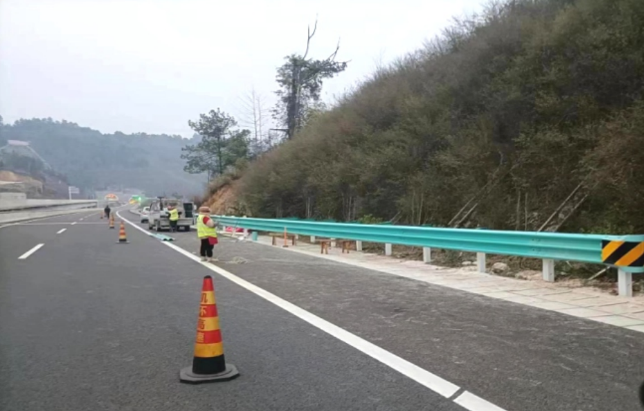 貴州凱里環(huán)線跨邊溝護欄